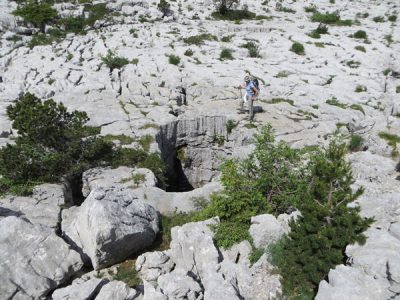 karst - Encyclopedie de l'environnement - Puits traversant le lapiaz, massif du Parmelan (Haute Savoie)