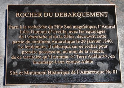 plaque commemoration decouverte antarctique - jules dumont d'urvillle - rocher du debarquement - monument historique antarctique - antarctique - encyclopedie environnement