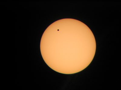 环境百科全书-太阳能量-金星经过太阳时的照片