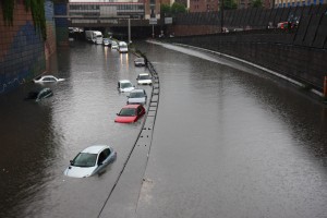 Encyclopédie environnement - catastrophes naturelles - danger crues route - flooding on road
