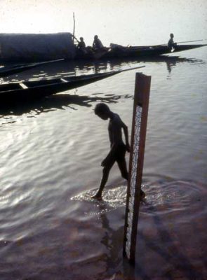 环境百科全书-水文测量-尼日尔河上的标尺
