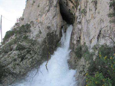 karst - Encyclopedie de l'environnement - Source de Clamouse, source de trop-plein en crue (Hérault)