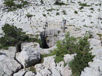 karst - Encyclopedie de l'environnement - Puits traversant le lapiaz, massif du Parmelan (Haute Savoie) 