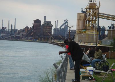 环境百科全书-环境不平等-底特律河沿岸情景