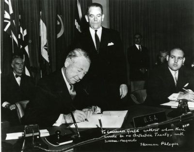 环境百科全书-《南极条约》：环境与科学的独特治理-1959年12月1日在华盛顿签署《南极条约》