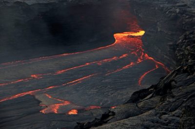 环境百科全书-自然环境中流体的分层和不稳定性-天然大坝坍塌后，火山口(右上)的熔岩流得以恢复