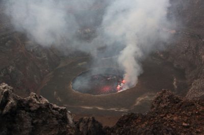 环境百科全书-自然环境中流体的分层和不稳定性-尼拉贡戈（Niragongo）火山口