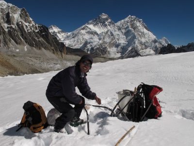 环境百科全书-安装竹制消融桩